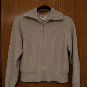 Uniqlo Women's Light Gray Zip-Up Sweater (Suitable for XS)